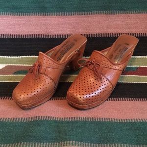 VINTAGE 70S/BOHO NATURALIZER WOODEN HEELED CLOGS